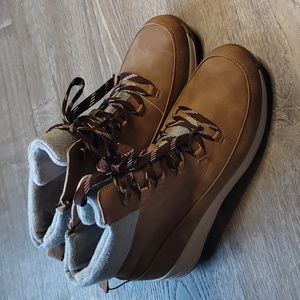 Maurices Winter hiking boots. Size 10 new with tags.